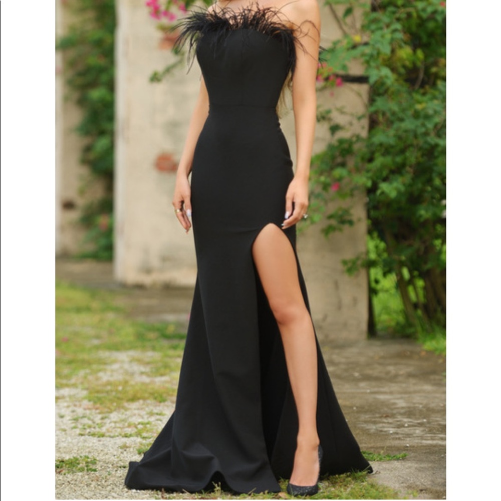 Black feather trim dress🖤